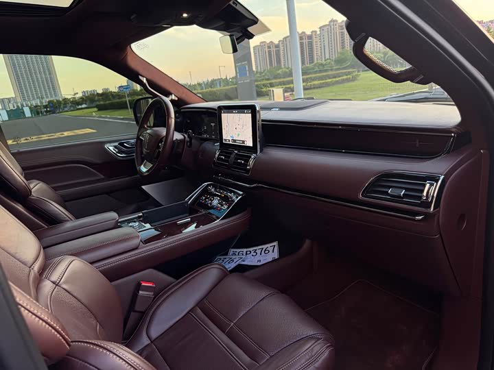 Фото 7 - Lincoln Navigator