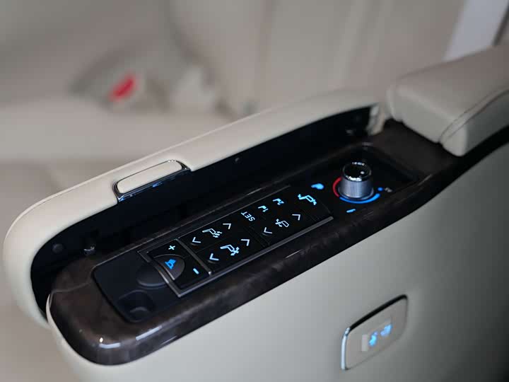 Фото 15 - Toyota Vellfire