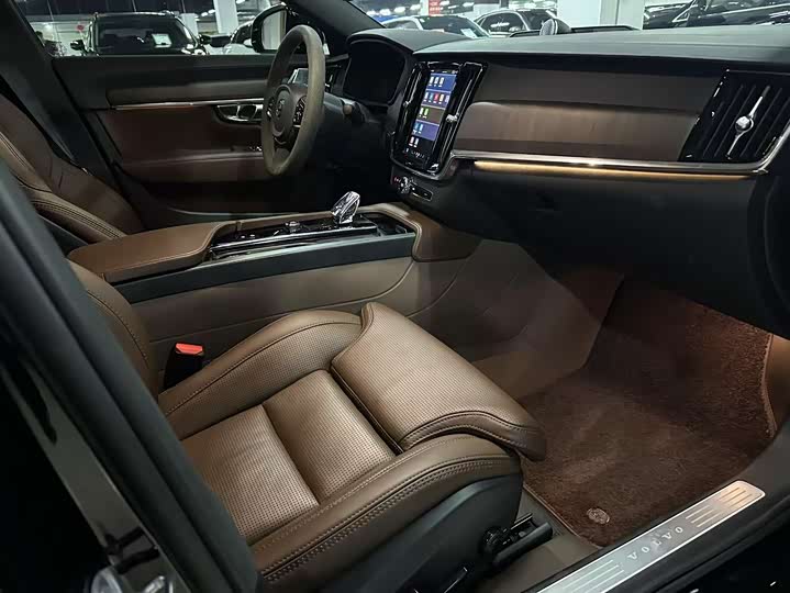 Фото 10 - Volvo S90