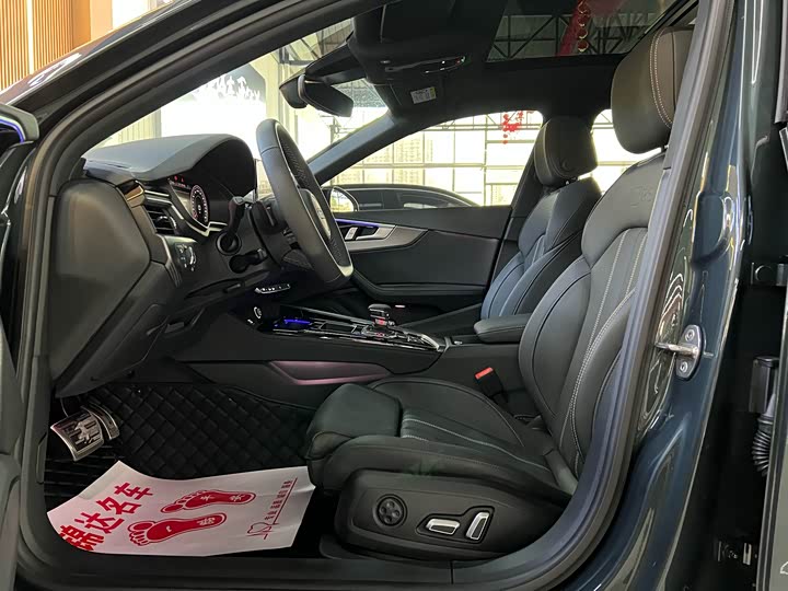 Фото 8 - Audi A4L