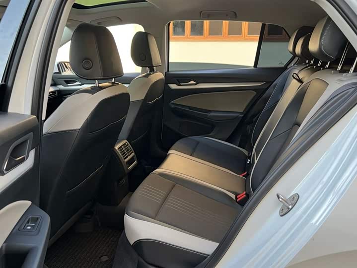 Фото 16 - Volkswagen Golf