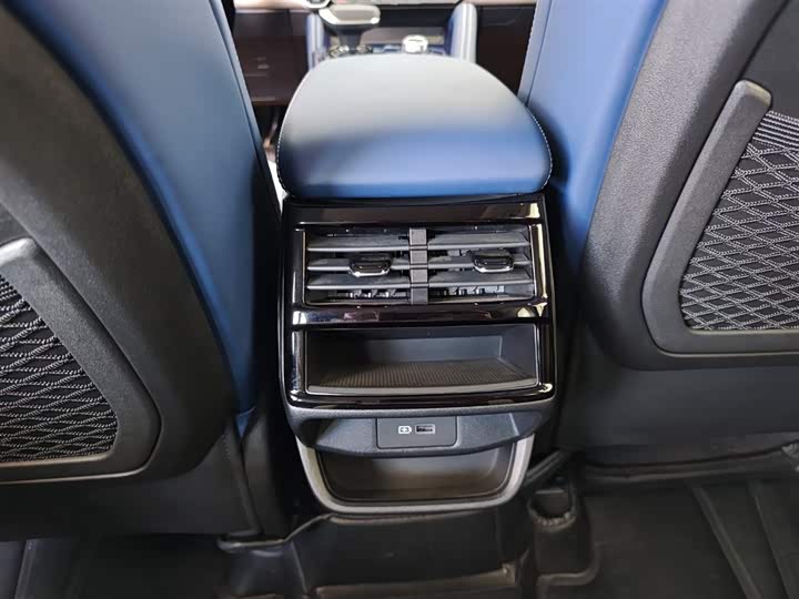 Фото 14 - Geely Monjaro