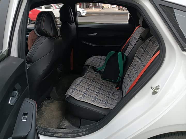 Фото 7 - Geely Binrui