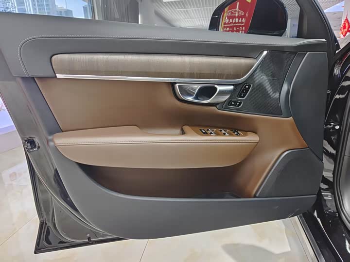 Фото 15 - Volvo S90