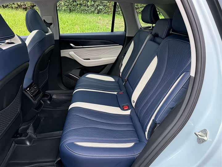 Фото 14 - Geely Monjaro