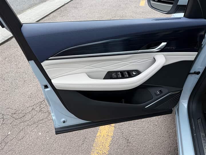 Фото 6 - Geely Monjaro