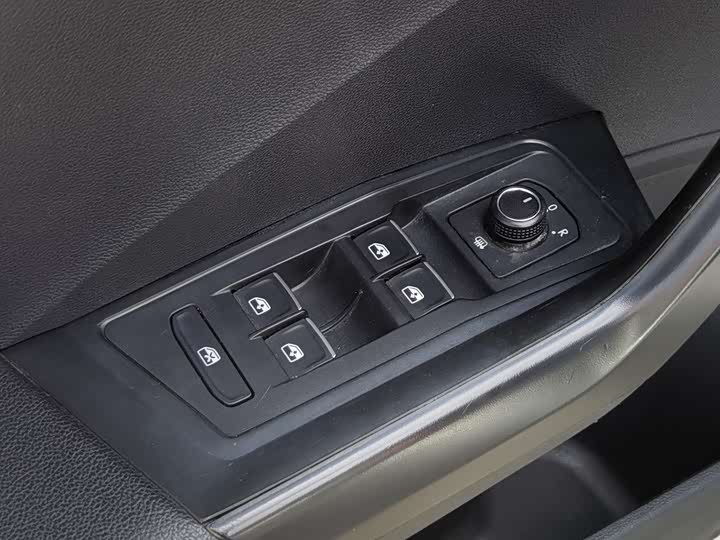 Фото 8 - Volkswagen T-Roc