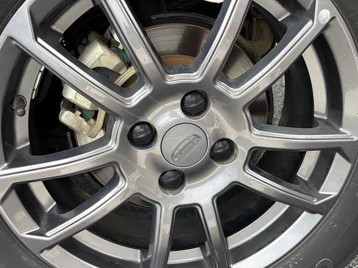 Фото 16 - Geely Vision X3