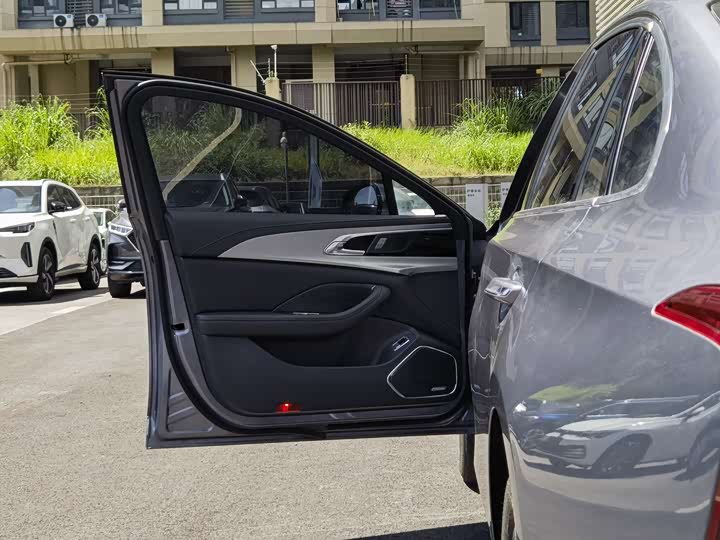 Фото 10 - Hongqi H5