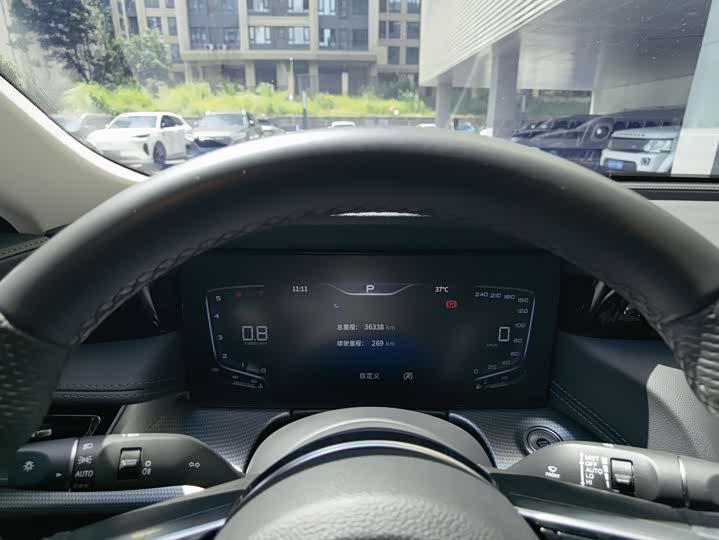 Фото 13 - Hongqi H5