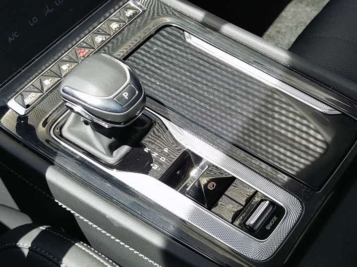 Фото 15 - Hongqi H5