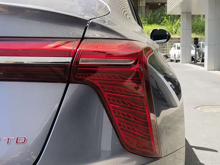 Фото 20 - Hongqi H5