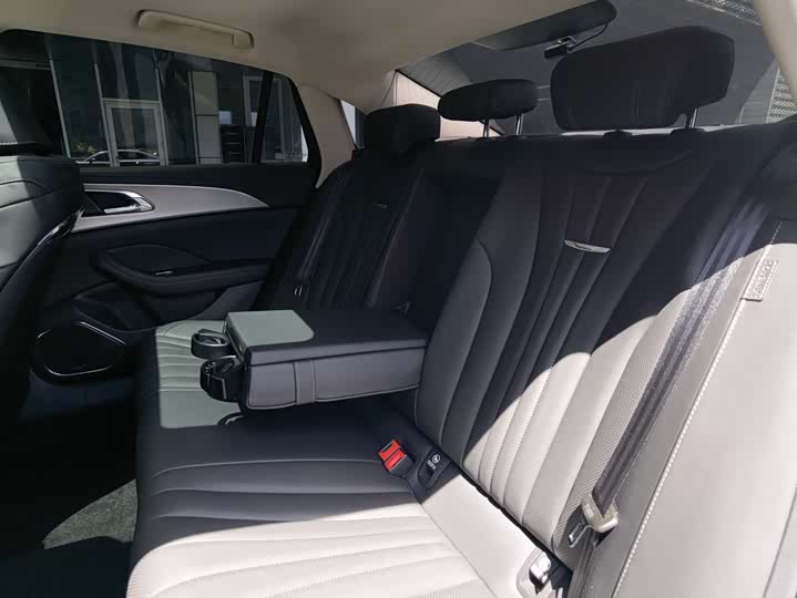 Фото 22 - Hongqi H5