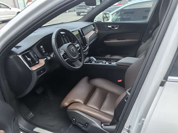 Фото 8 - Volvo XC60