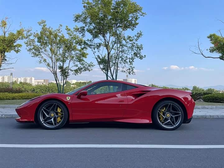 Фото 2 - Ferrari F8