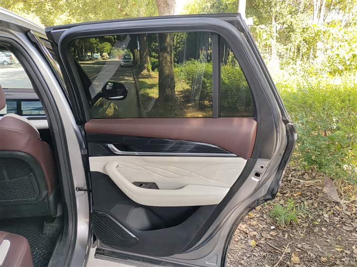 Фото 27 - Geely Monjaro