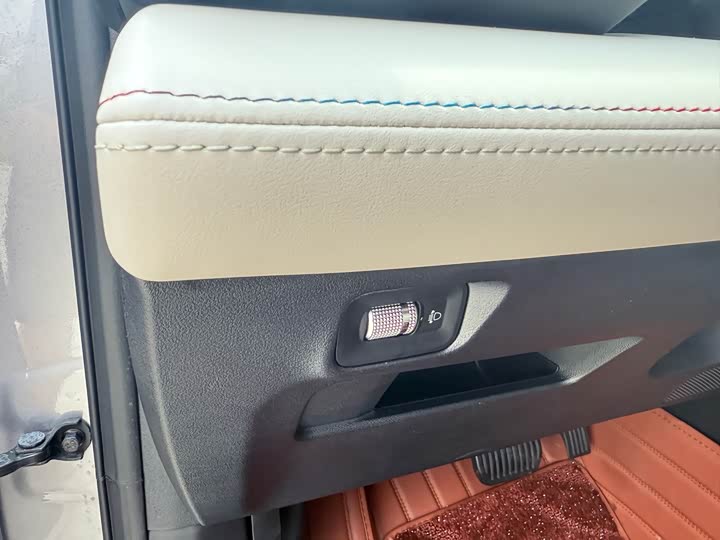 Фото 10 - Geely Monjaro