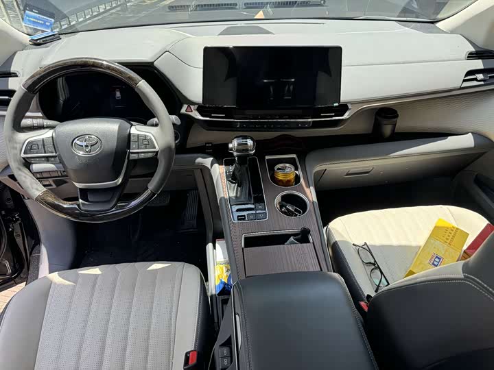 Фото 7 - Toyota Sienna