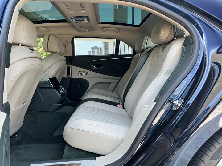 Фото 15 - Bentley Flying Spur