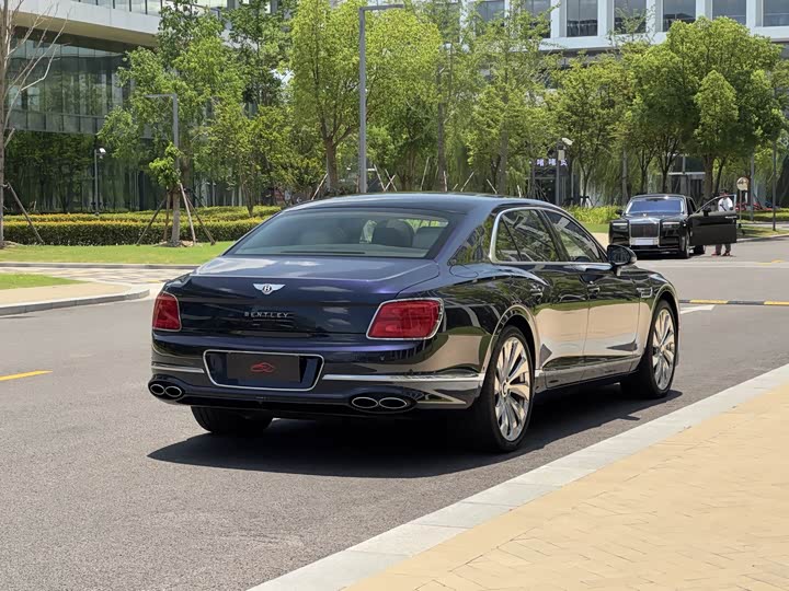 Фото 9 - Bentley Flying Spur