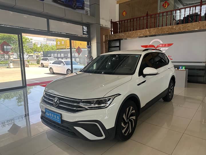 Фото 1 - Volkswagen Tiguan L Pro