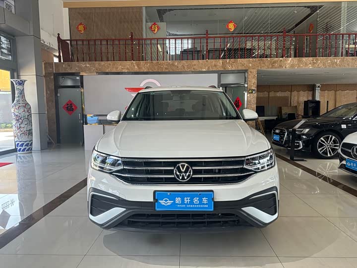 Фото 2 - Volkswagen Tiguan L Pro
