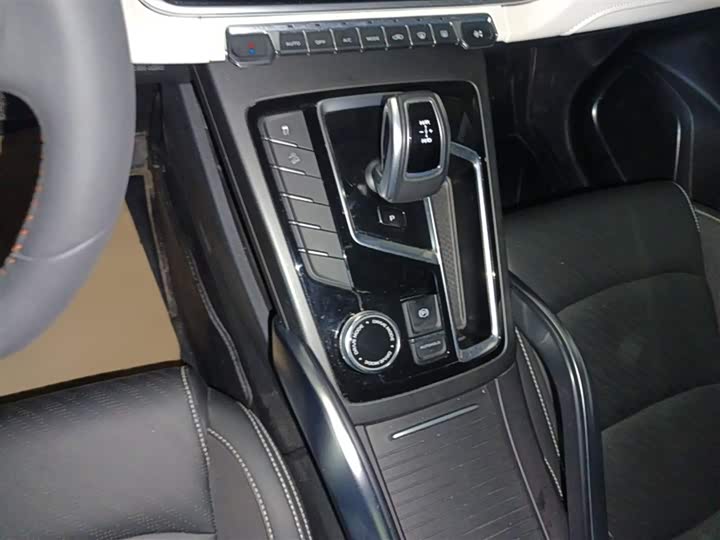 Фото 11 - Geely Atlas