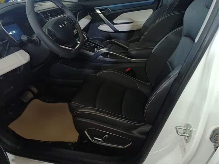 Фото 12 - Geely Atlas