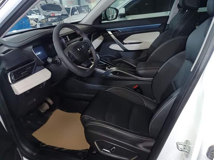 Фото 13 - Geely Atlas