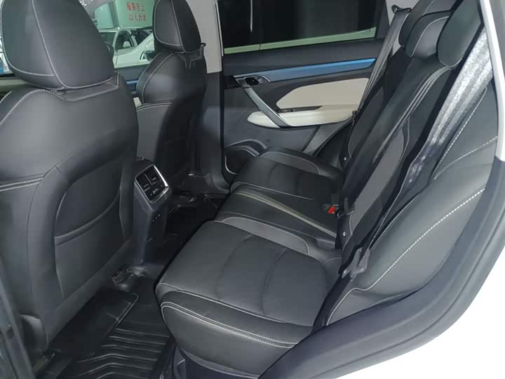 Фото 14 - Geely Atlas