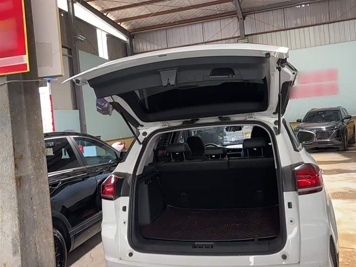 Фото 8 - Geely Atlas