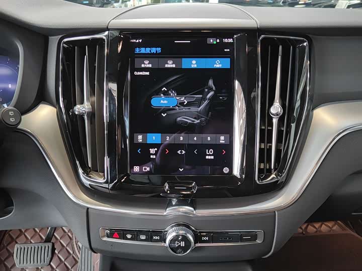 Фото 8 - Volvo XC60