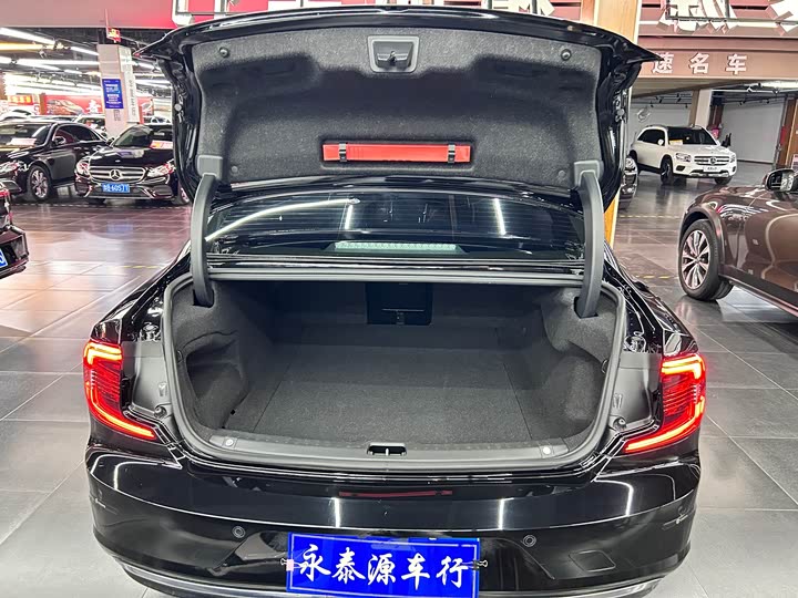 Фото 15 - Volvo S90