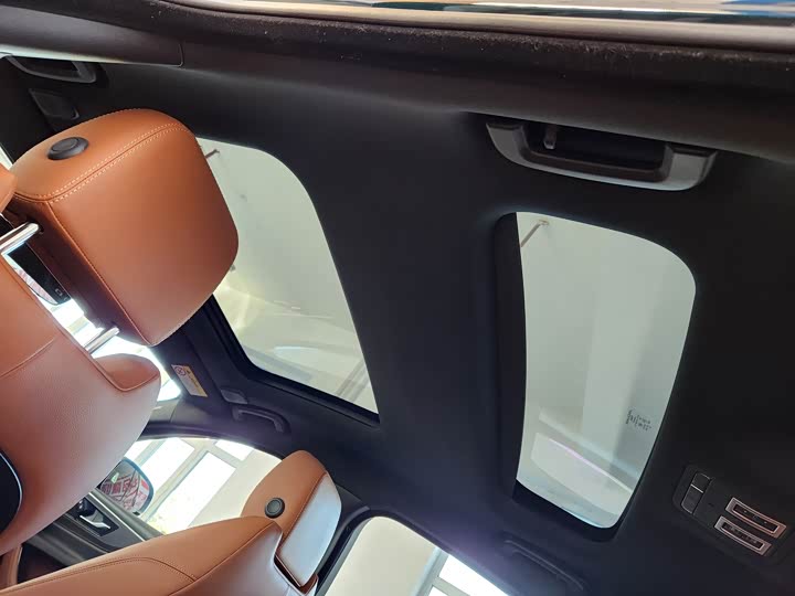 Фото 10 - Jaguar XE L