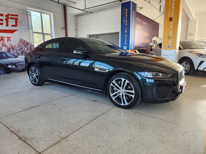 Фото 2 - Jaguar XE L