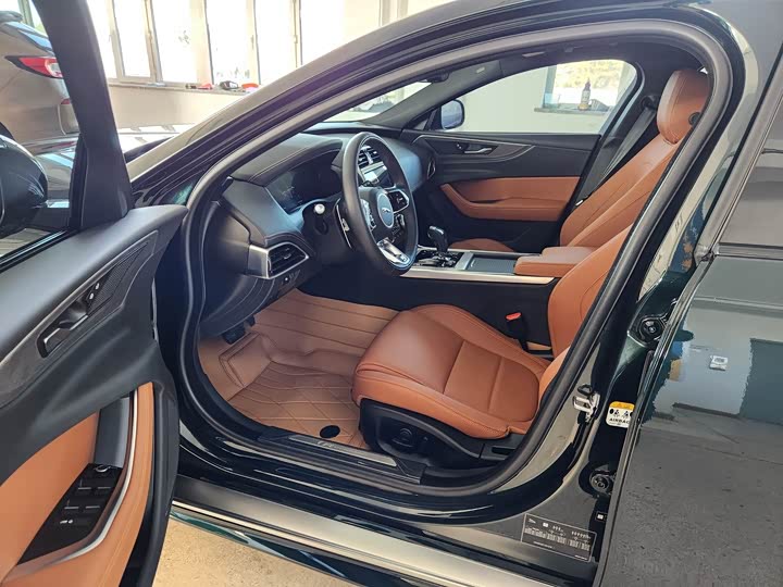 Фото 7 - Jaguar XE L