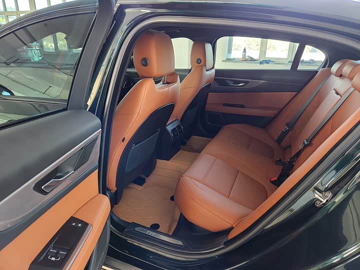 Фото 8 - Jaguar XE L