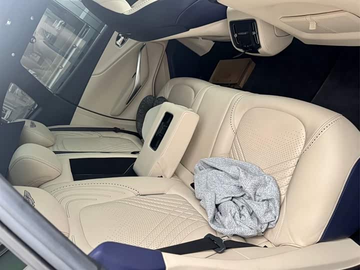 Фото 11 - Aston Martin DBX