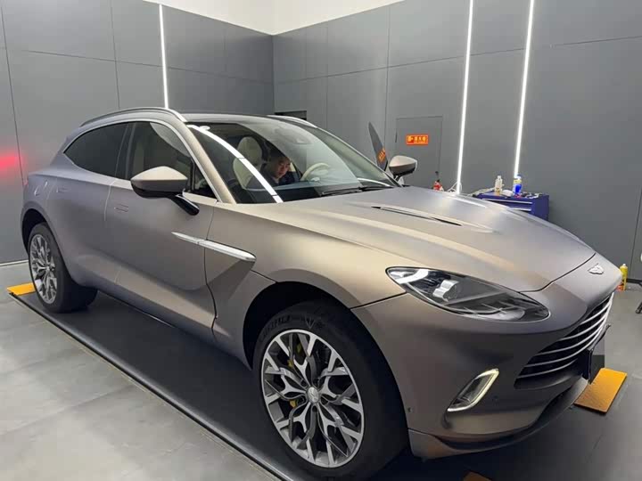 Фото 4 - Aston Martin DBX