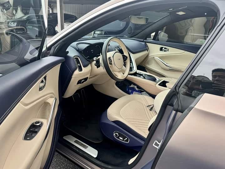 Фото 8 - Aston Martin DBX