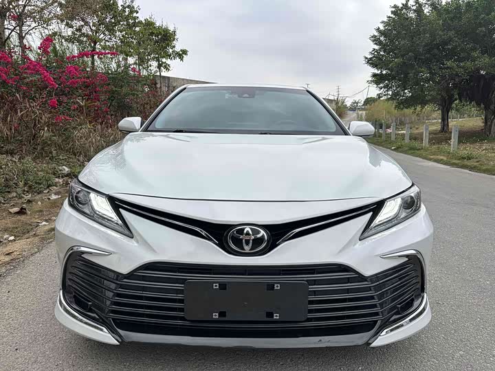 Фото 2 - Toyota Camry