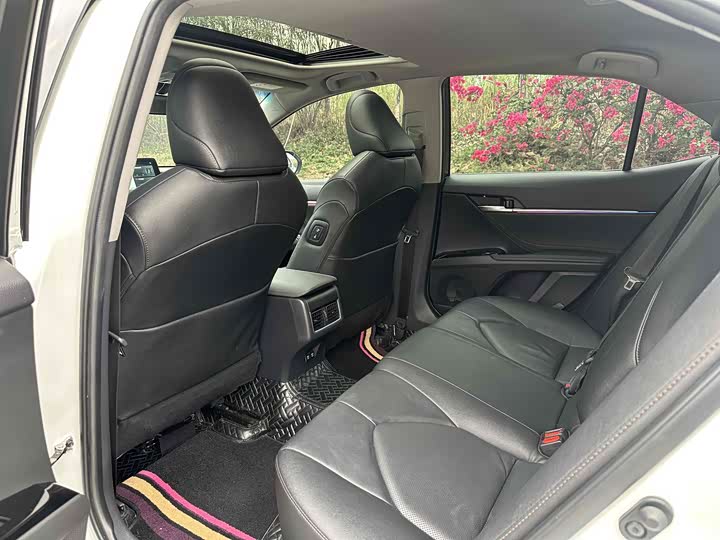 Фото 6 - Toyota Camry