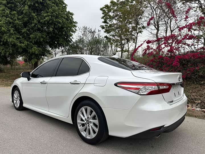 Фото 7 - Toyota Camry
