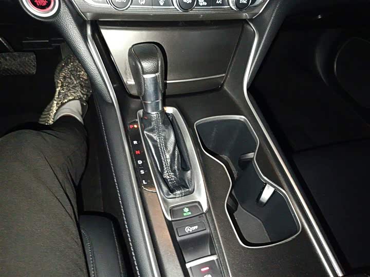 Фото 14 - Honda Accord