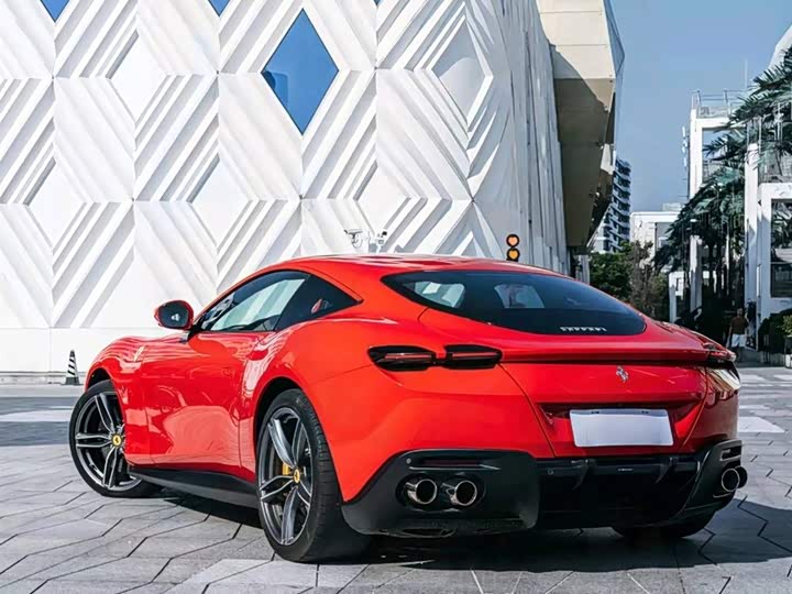 Фото 2 - Ferrari Roma