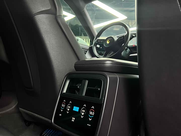 Фото 11 - Porsche Taycan