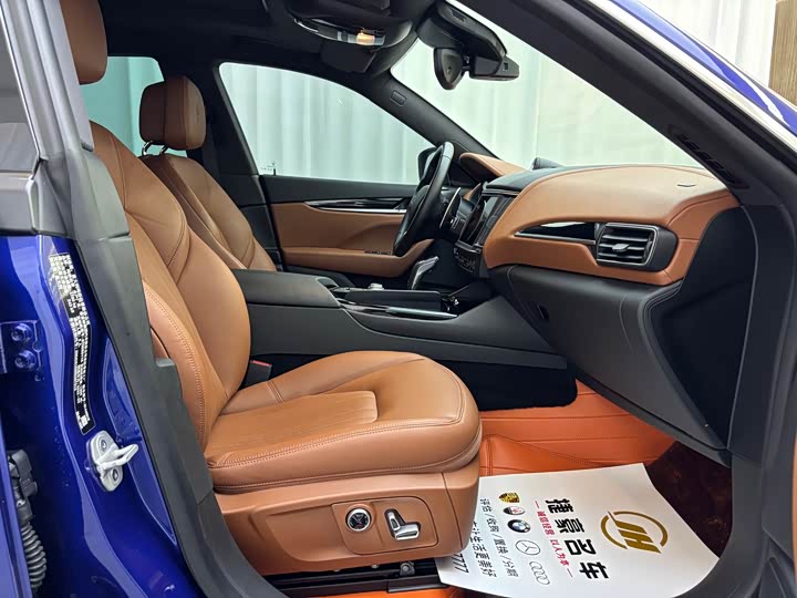 Фото 8 - Maserati Levante