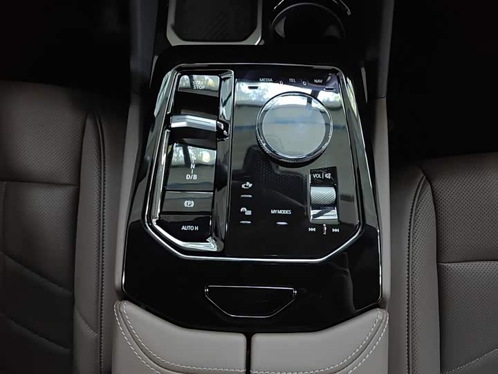 Фото 11 - BMW i5