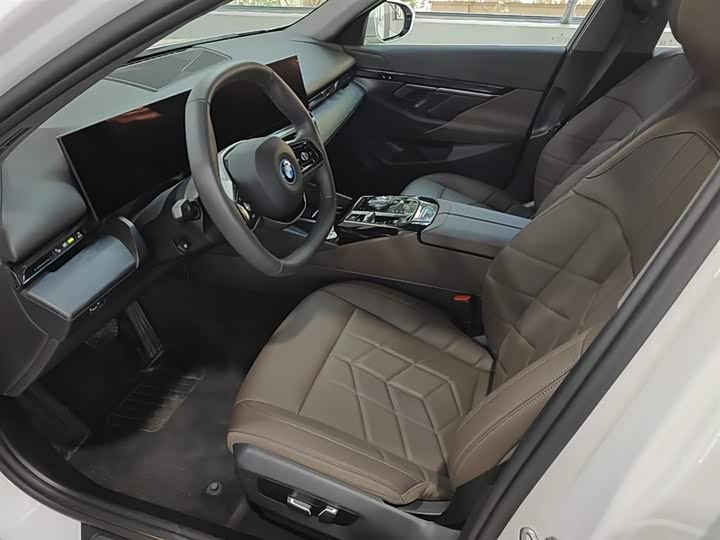 Фото 12 - BMW i5