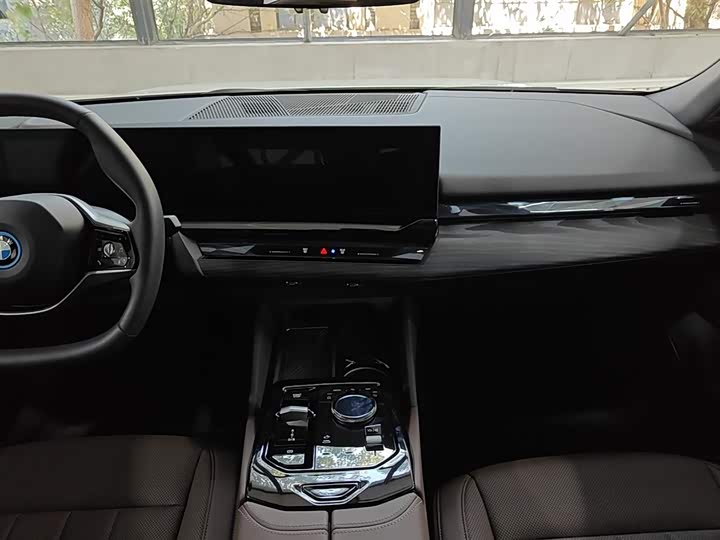 Фото 13 - BMW i5